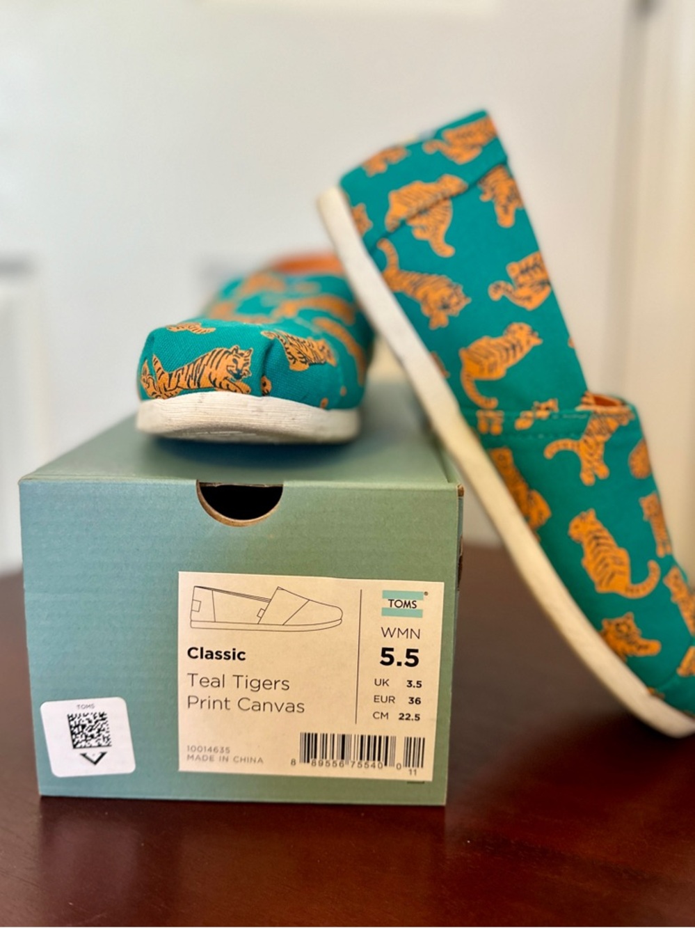 TOMS Classic Alpagatas Slip-On Flats | Deep Teal Tiger Print | size 5.5 - Picture 4 of 7